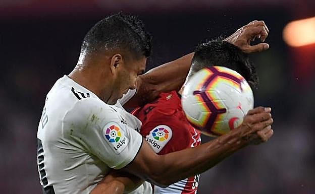 Casemiro pelea por un balón en San Mamés. 