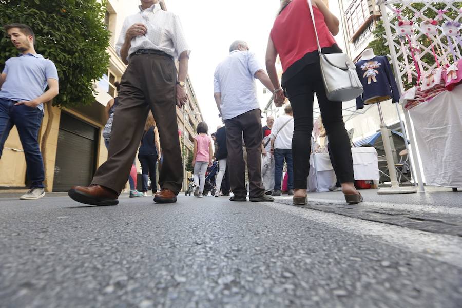 Miles de personas 'toman' la calle, cortada al tráfico, y disfrutran de actividades como demostraciones de perros de la Unidad Canina de la Policía Local