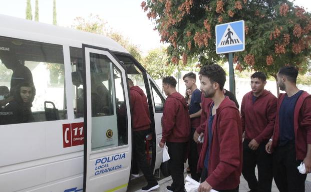 Los inmigrantes subiendo al autobús.