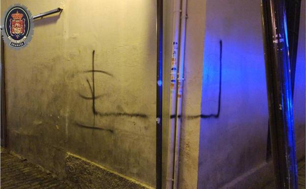 Detenido un hombre de 56 años por hacer pintadas en el Ayuntamiento de Granada