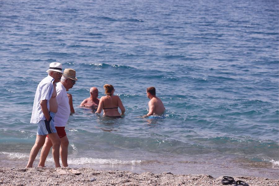 El buen tiempo ha regresado hoy a la Costa Tropical y la gente ha querido aprovecharlo. Después de varios días de lluvias intermitentes, hoy los bañistas han querido aprovechar los últimos rayos de sol del verano. A sólo tres días de que concluya el periodo estival, hay muchas personas que se resisten a abandonar la arena.