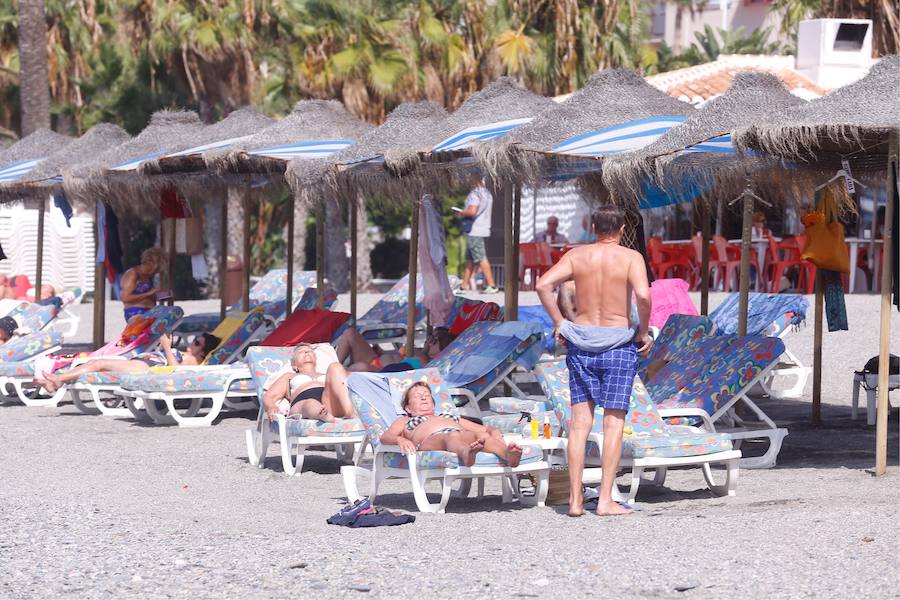 El buen tiempo ha regresado hoy a la Costa Tropical y la gente ha querido aprovecharlo. Después de varios días de lluvias intermitentes, hoy los bañistas han querido aprovechar los últimos rayos de sol del verano. A sólo tres días de que concluya el periodo estival, hay muchas personas que se resisten a abandonar la arena.