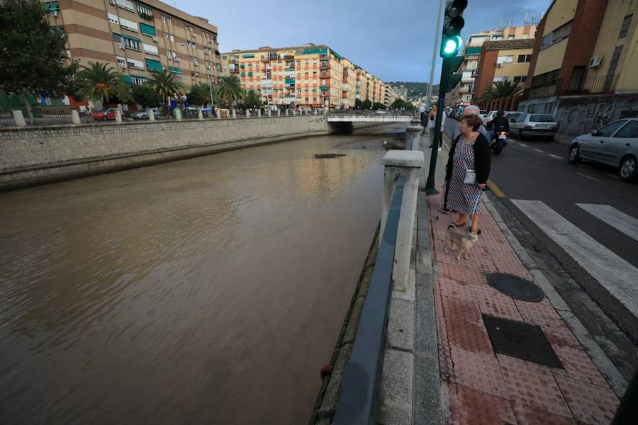 La lluvia ha hecho que el cauce el río que discurre por el centro suba considerablemente