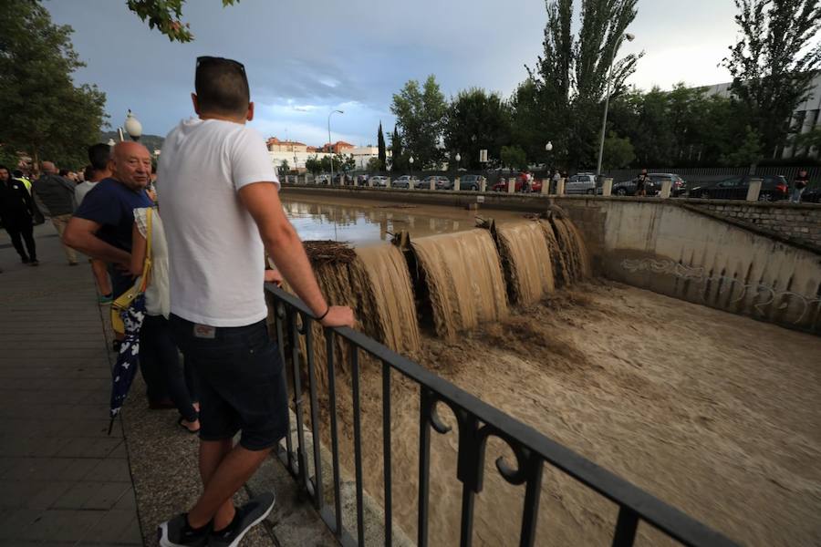 La lluvia ha hecho que el cauce el río que discurre por el centro suba considerablemente