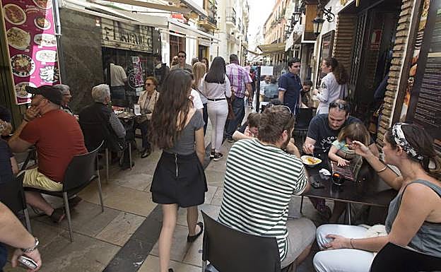 Bares y terrazas en la calle Navas de la capital granadina.