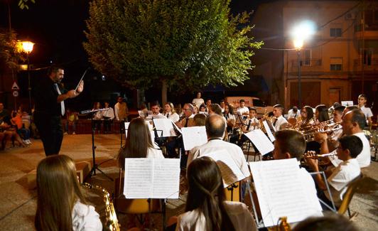 Raúl Vázquez dirige a sus músicos en el II Encuentro de Bandas de Cuevas del Campo.