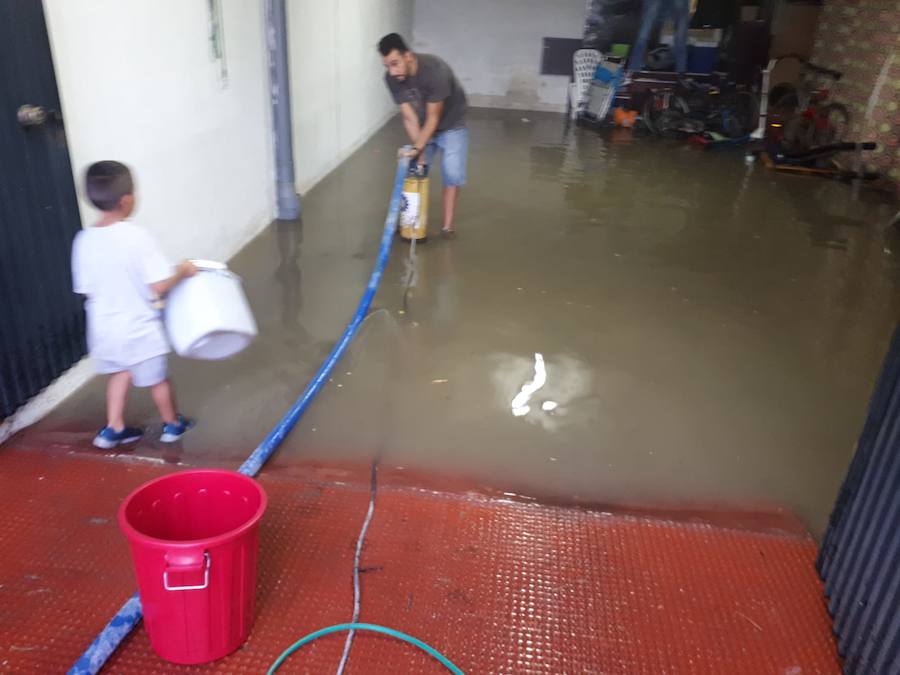 Los vecinos están achicando agua como pueden.