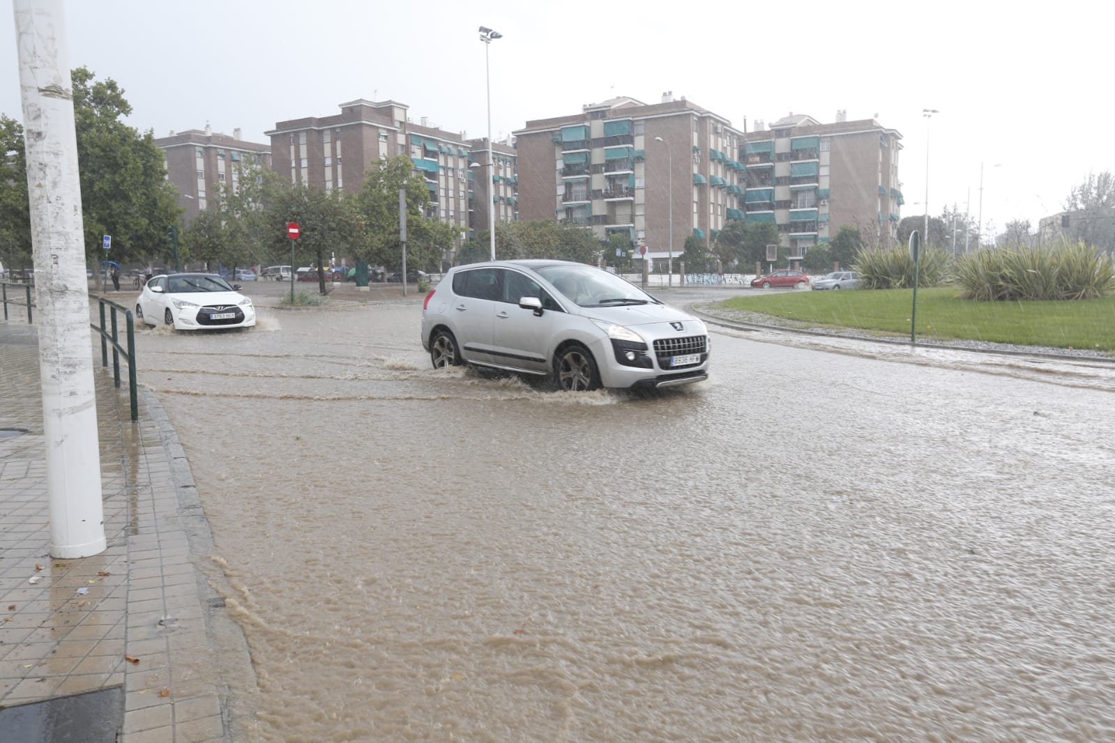 Los servicios de emergencia registran decenas y decenas de llamadas por levantamiento de arquetas e inundación de locales en diferentes zonas de Granada y alrededores