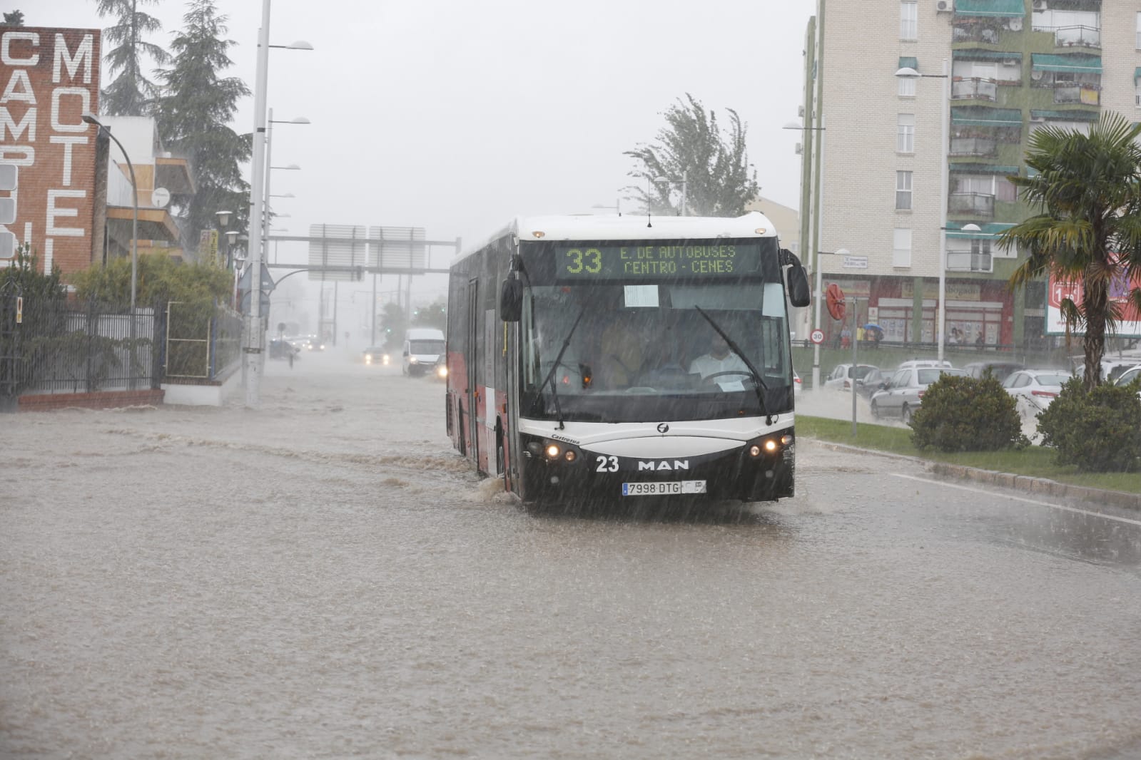 Los servicios de emergencia registran decenas y decenas de llamadas por levantamiento de arquetas e inundación de locales en diferentes zonas de Granada y alrededores