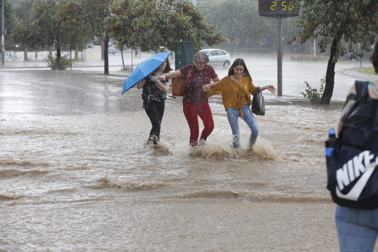 Los servicios de emergencia registran decenas y decenas de llamadas por levantamiento de arquetas e inundación de locales en diferentes zonas de Granada y alrededores