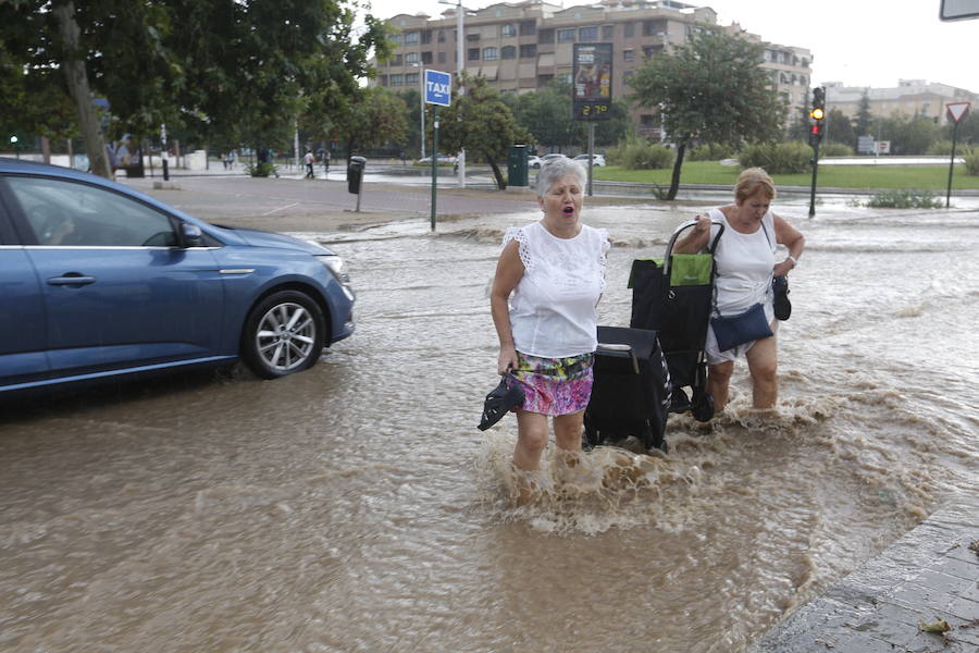 Los servicios de emergencia registran decenas y decenas de llamadas por levantamiento de arquetas e inundación de locales en diferentes zonas de Granada y alrededores