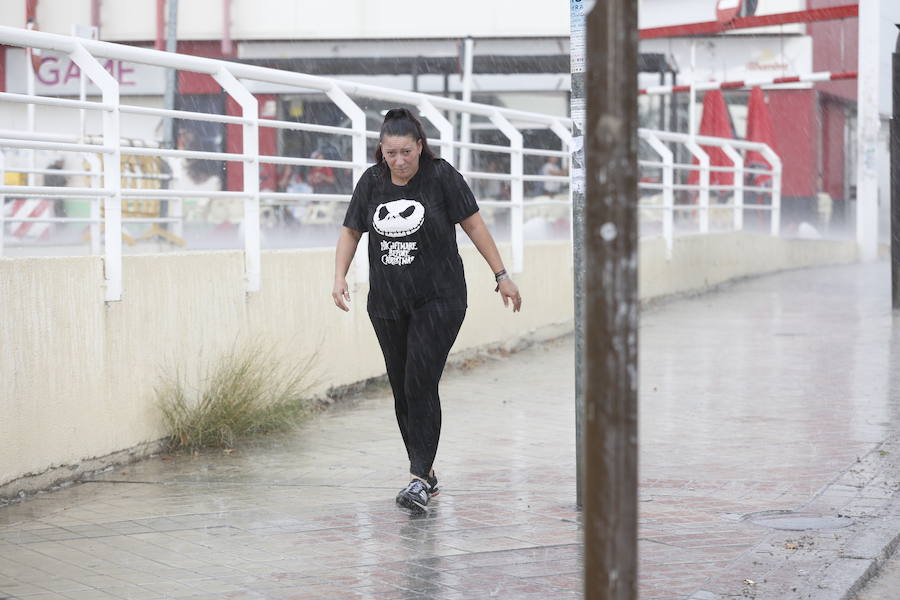 Los servicios de emergencia registran decenas y decenas de llamadas por levantamiento de arquetas e inundación de locales en diferentes zonas de Granada y alrededores