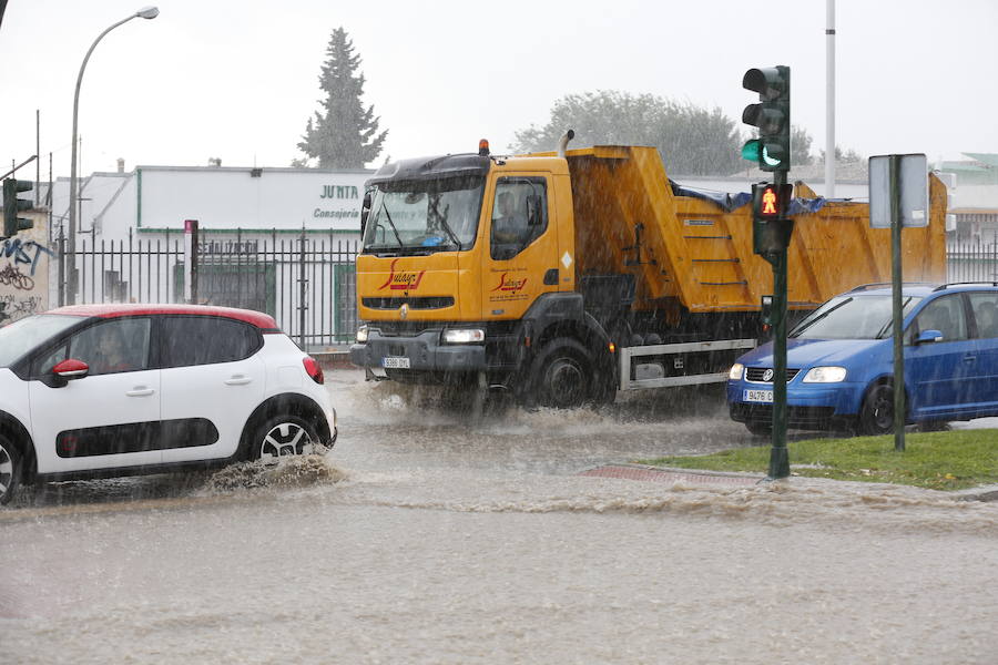 Los servicios de emergencia registran decenas y decenas de llamadas por levantamiento de arquetas e inundación de locales en diferentes zonas de Granada y alrededores