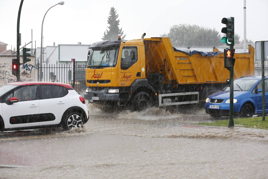 Los servicios de emergencia registran decenas y decenas de llamadas por levantamiento de arquetas e inundación de locales en diferentes zonas de Granada y alrededores