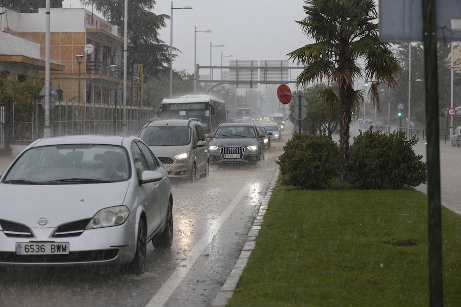 Los servicios de emergencia registran decenas y decenas de llamadas por levantamiento de arquetas e inundación de locales en diferentes zonas de Granada y alrededores