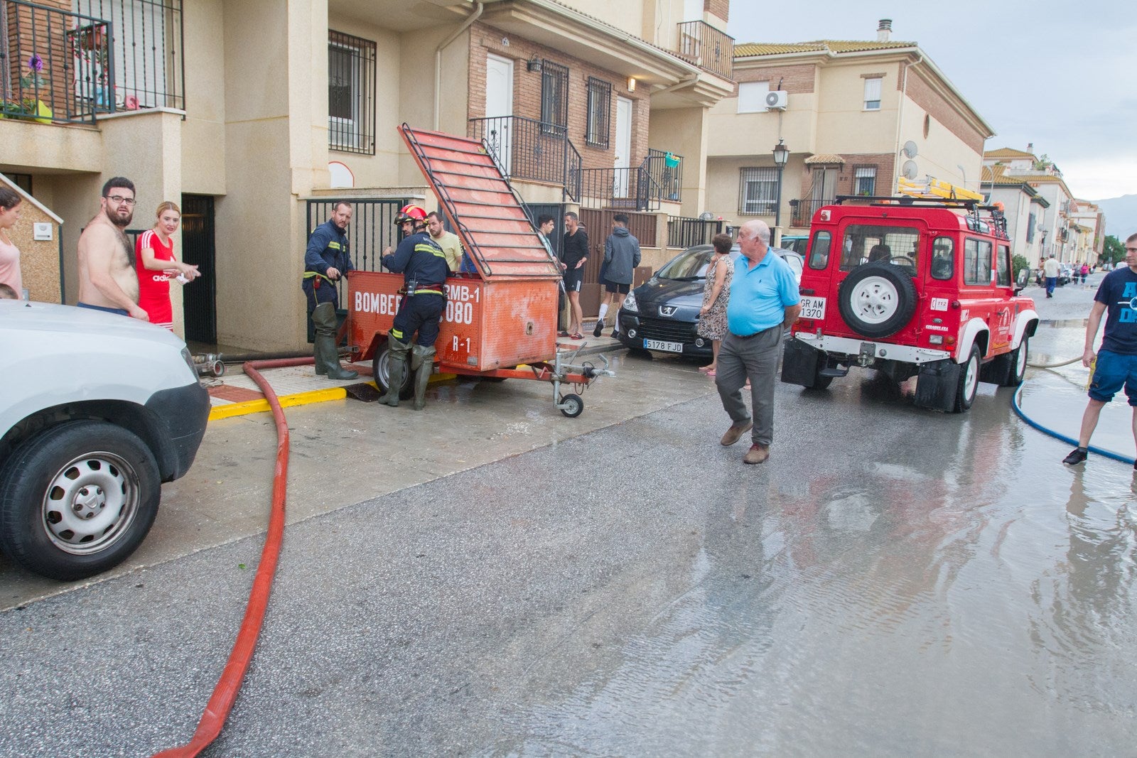 Los vecinos de algunas zonas del municipio se han visto obligados a achicar el agua que ha entrado en sus viviendas