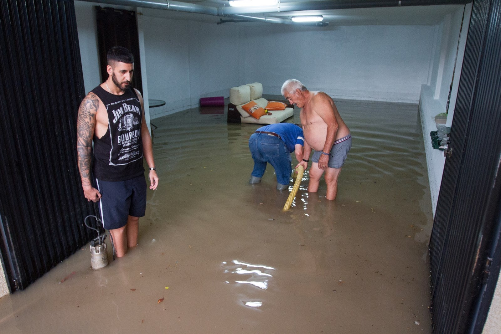 Los vecinos de algunas zonas del municipio se han visto obligados a achicar el agua que ha entrado en sus viviendas