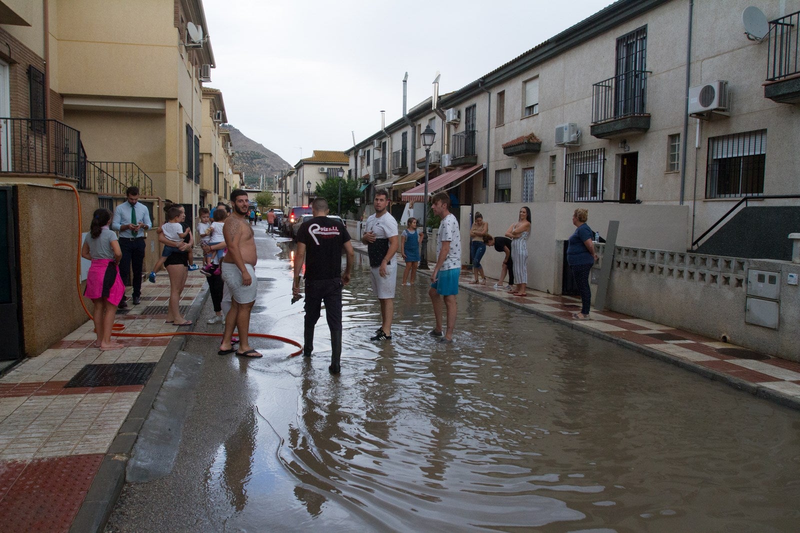 Los vecinos de algunas zonas del municipio se han visto obligados a achicar el agua que ha entrado en sus viviendas