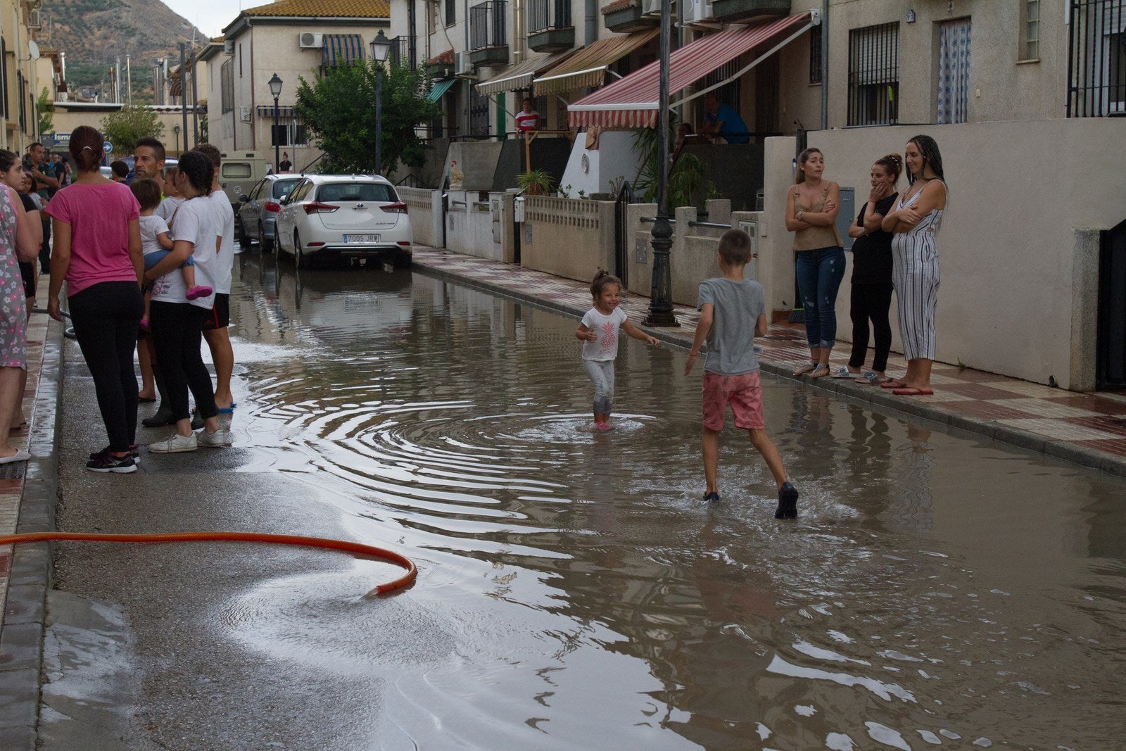 Los vecinos de algunas zonas del municipio se han visto obligados a achicar el agua que ha entrado en sus viviendas