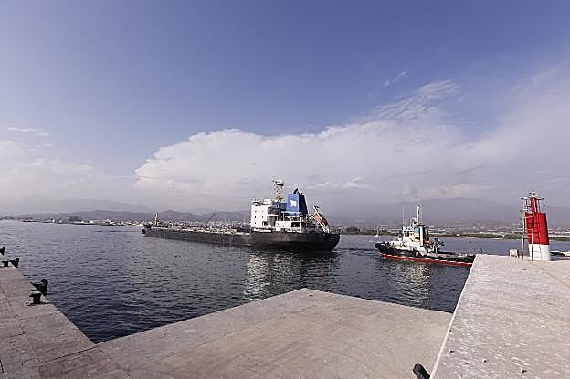 El Zapolyarye llegó ayer al puerto de Motril remolcado porque no puede navegar por sí mismo. 