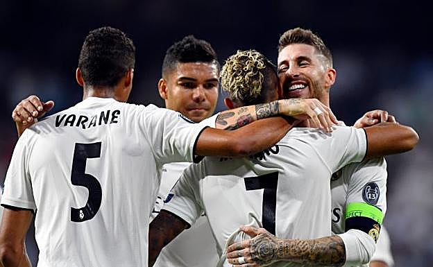 Sergio Ramos abraza a Mariano tras su golazo a la Roma. 