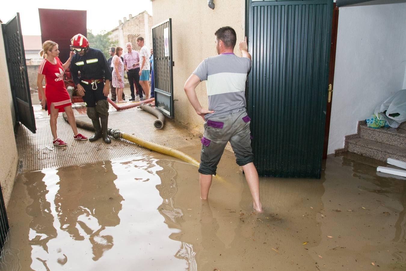 Una tromba anegó calles en la capital e inundó una treintena de garajes en Atarfe