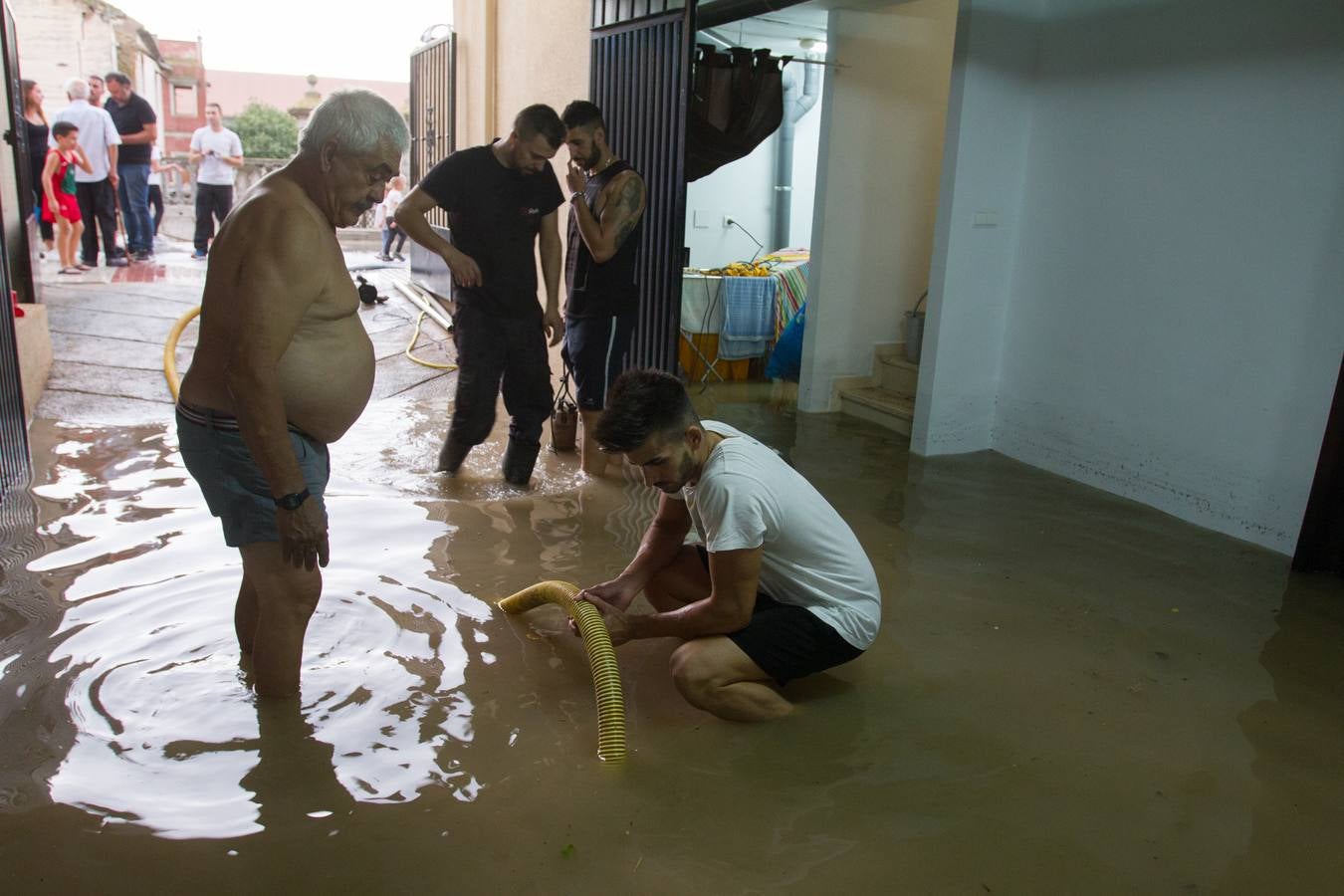 Una tromba anegó calles en la capital e inundó una treintena de garajes en Atarfe