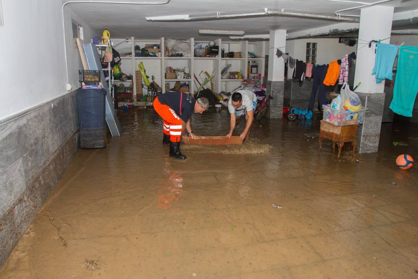 Una tromba anegó calles en la capital e inundó una treintena de garajes en Atarfe