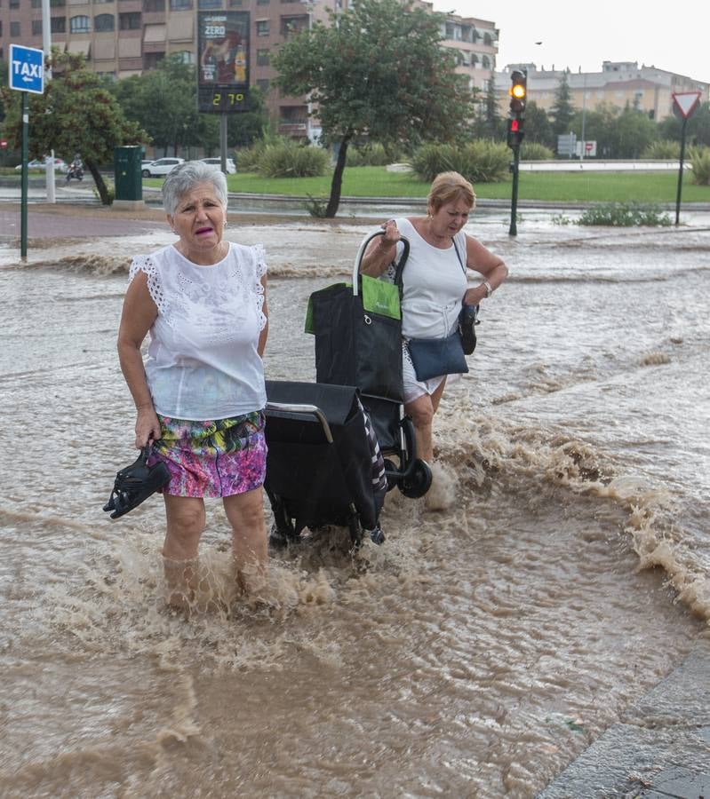 Una tromba anegó calles en la capital e inundó una treintena de garajes en Atarfe