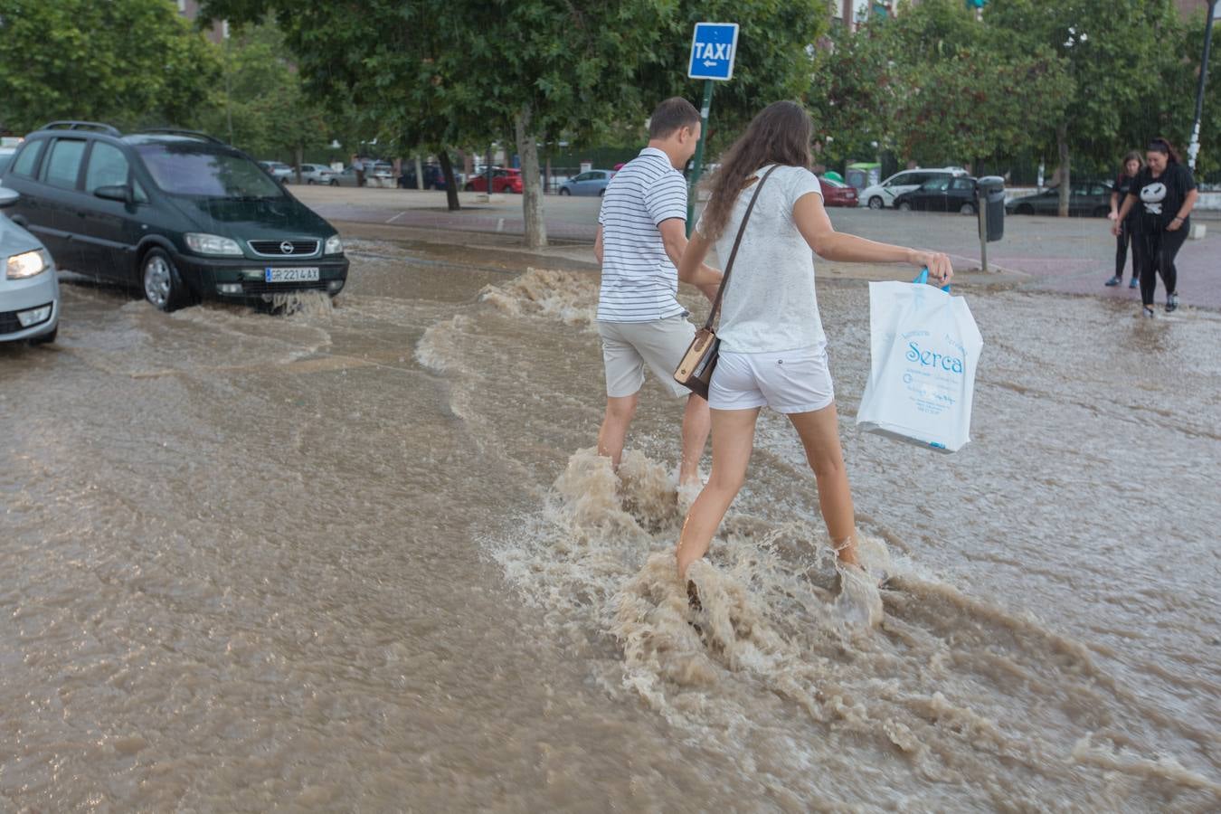 Una tromba anegó calles en la capital e inundó una treintena de garajes en Atarfe