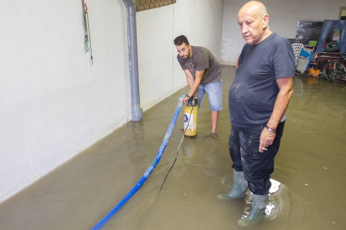 Una tromba anegó calles en la capital e inundó una treintena de garajes en Atarfe