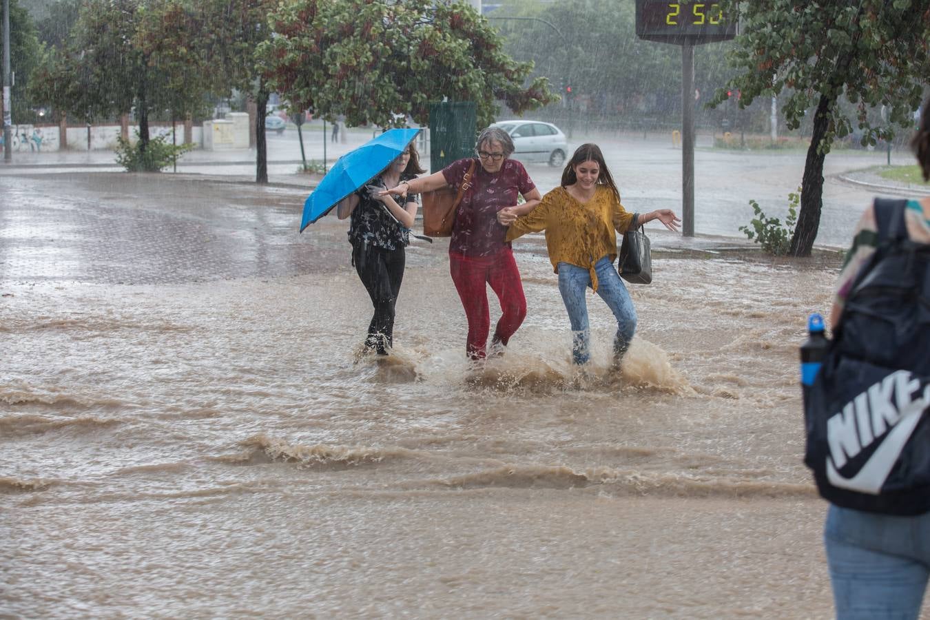 Una tromba anegó calles en la capital e inundó una treintena de garajes en Atarfe