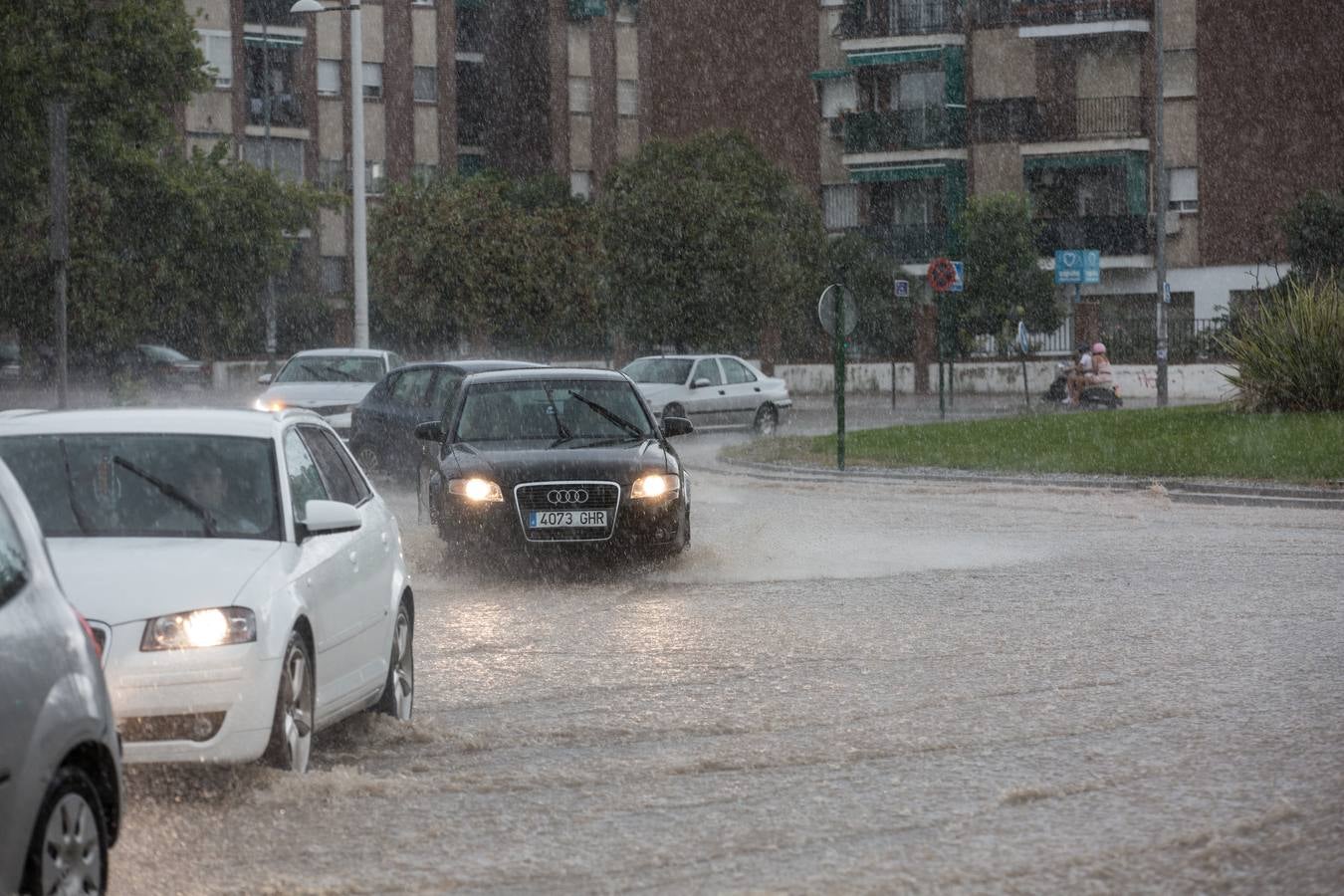 Una tromba anegó calles en la capital e inundó una treintena de garajes en Atarfe