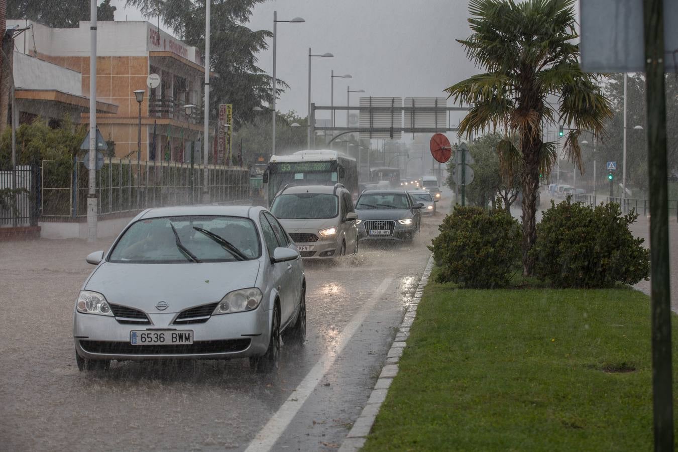 Una tromba anegó calles en la capital e inundó una treintena de garajes en Atarfe