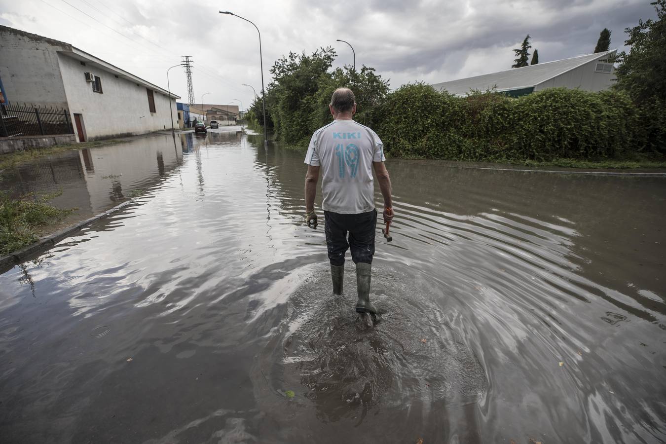 Una tromba anegó calles en la capital e inundó una treintena de garajes en Atarfe