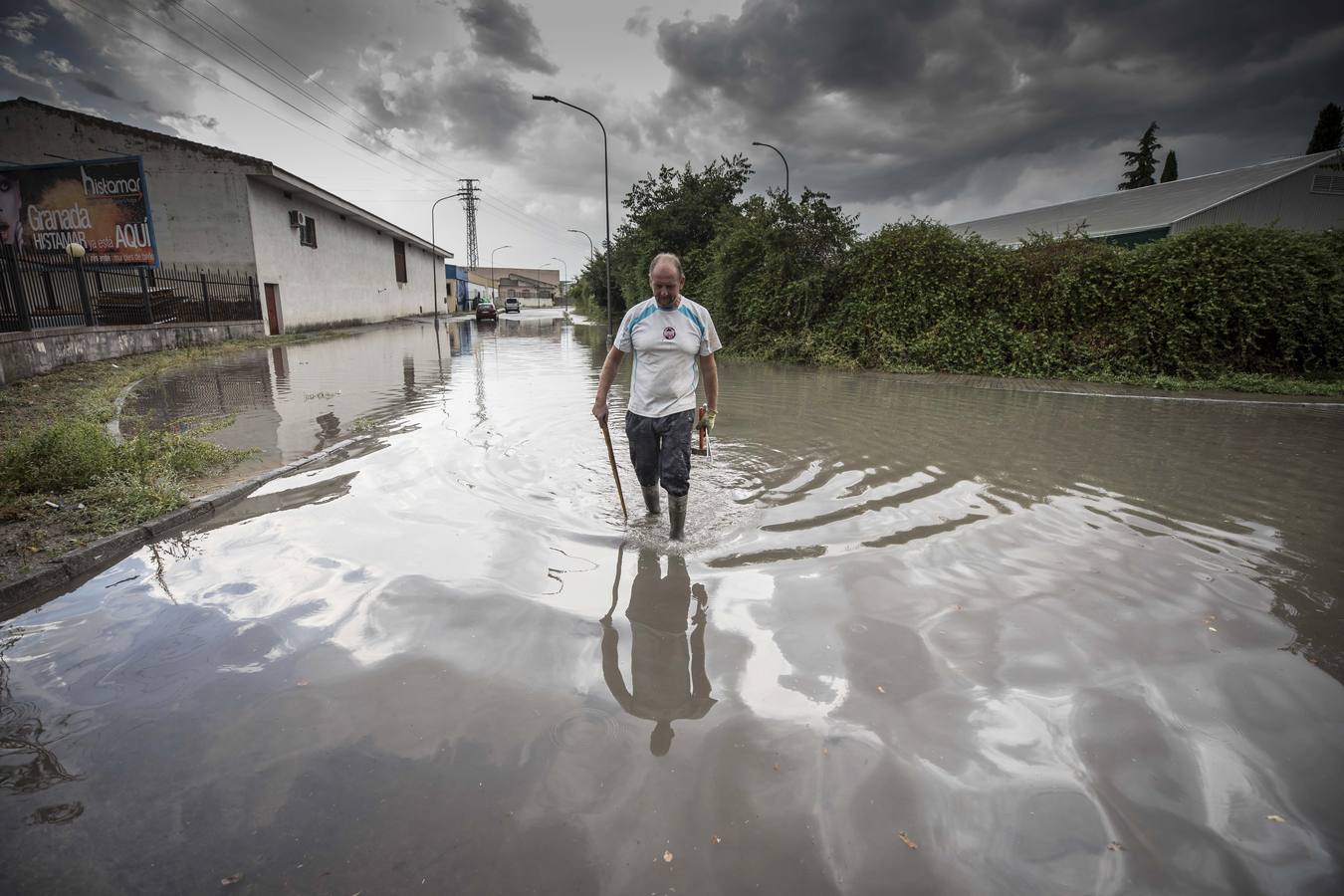 Una tromba anegó calles en la capital e inundó una treintena de garajes en Atarfe