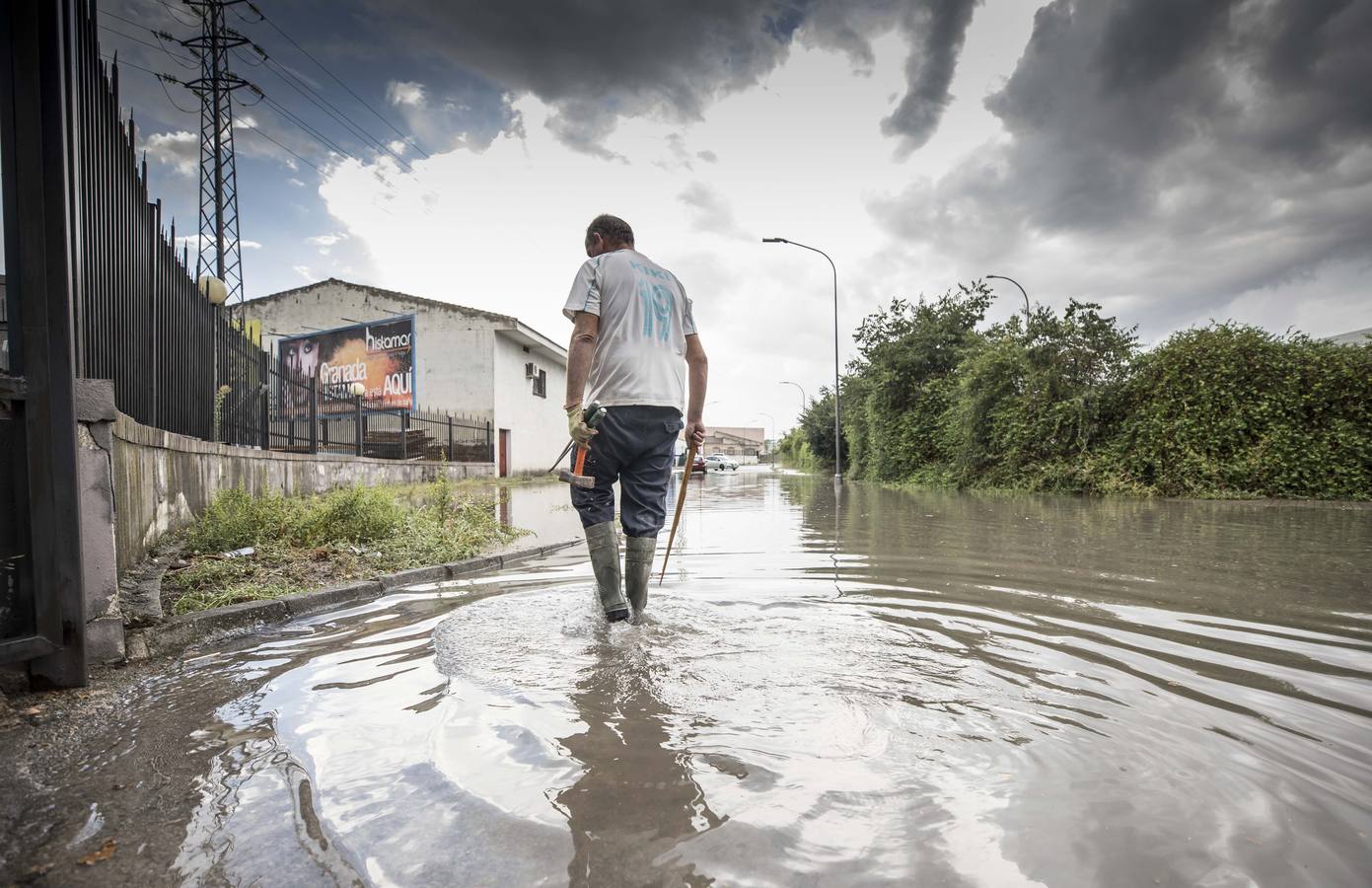 Una tromba anegó calles en la capital e inundó una treintena de garajes en Atarfe