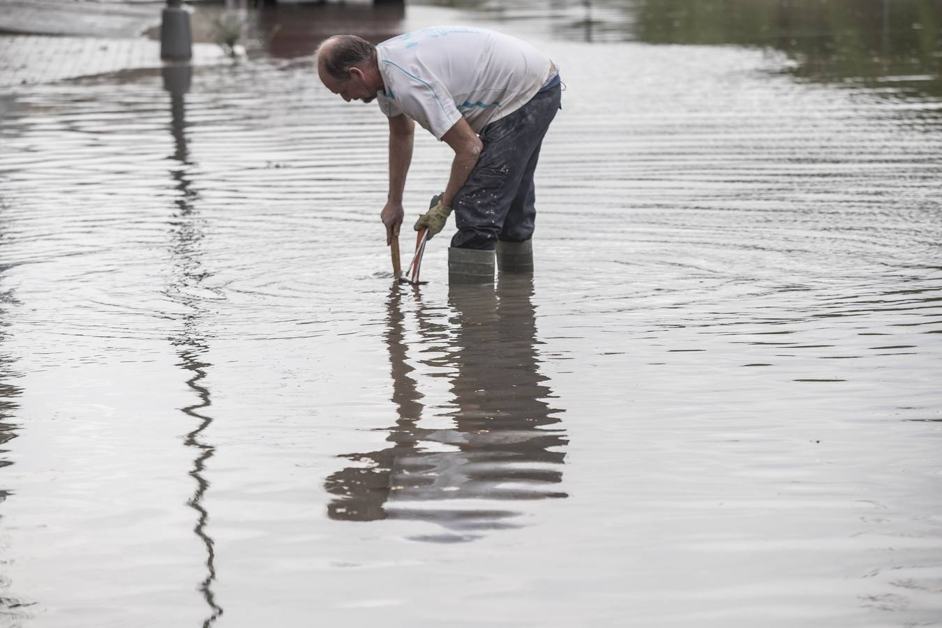 Una tromba anegó calles en la capital e inundó una treintena de garajes en Atarfe