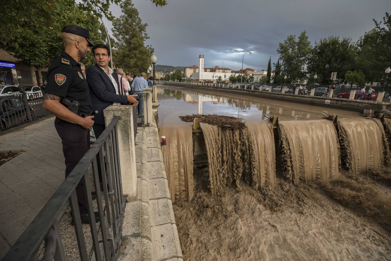 Una tromba anegó calles en la capital e inundó una treintena de garajes en Atarfe