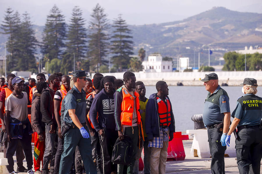 La Guardamar Polimnia ha trasladado a Motril a 118 ocupantes de tres embarcaciones y el resto están a salvo en otras dos barcos de Salvamento, a la espera de decidir a qué puerto los trasladan