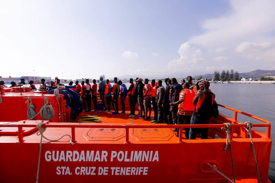 La Guardamar Polimnia ha trasladado a Motril a 118 ocupantes de tres embarcaciones y el resto están a salvo en otras dos barcos de Salvamento, a la espera de decidir a qué puerto los trasladan