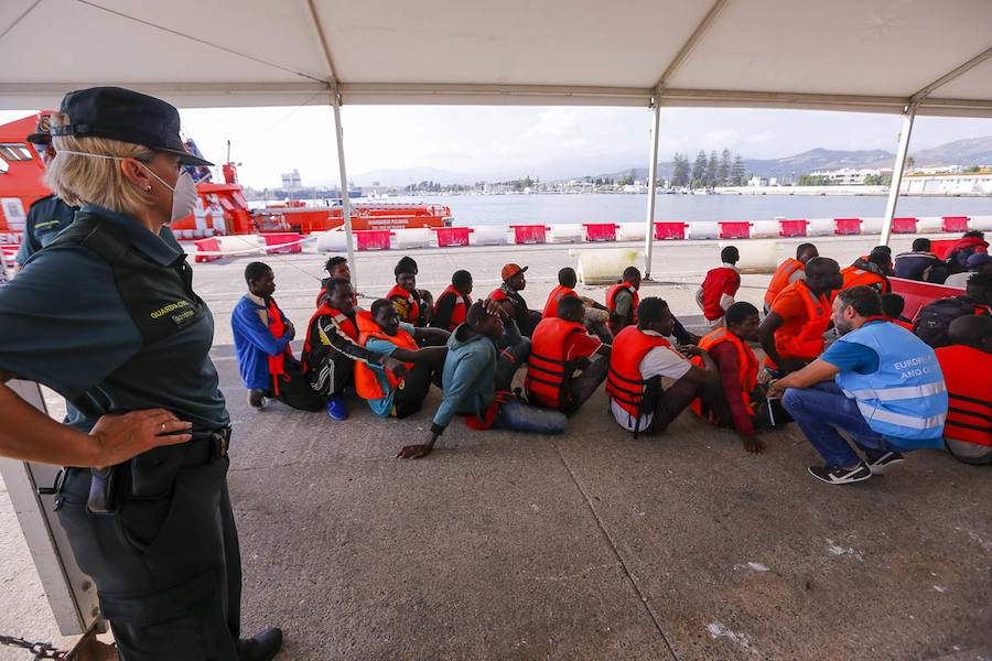 La Guardamar Polimnia ha trasladado a Motril a 118 ocupantes de tres embarcaciones y el resto están a salvo en otras dos barcos de Salvamento, a la espera de decidir a qué puerto los trasladan