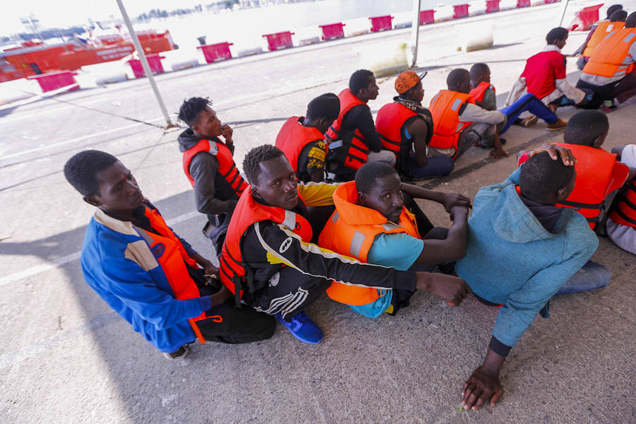 La Guardamar Polimnia ha trasladado a Motril a 118 ocupantes de tres embarcaciones y el resto están a salvo en otras dos barcos de Salvamento, a la espera de decidir a qué puerto los trasladan