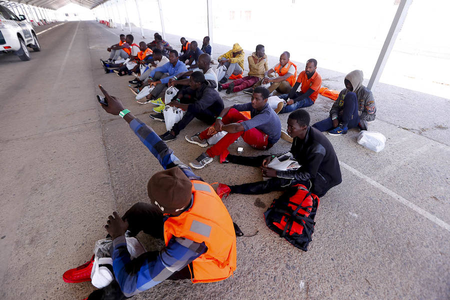 La Guardamar Polimnia ha trasladado a Motril a 118 ocupantes de tres embarcaciones y el resto están a salvo en otras dos barcos de Salvamento, a la espera de decidir a qué puerto los trasladan