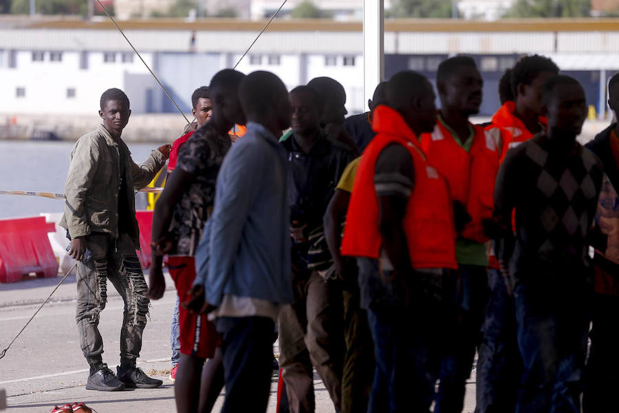 La Guardamar Polimnia ha trasladado a Motril a 118 ocupantes de tres embarcaciones y el resto están a salvo en otras dos barcos de Salvamento, a la espera de decidir a qué puerto los trasladan