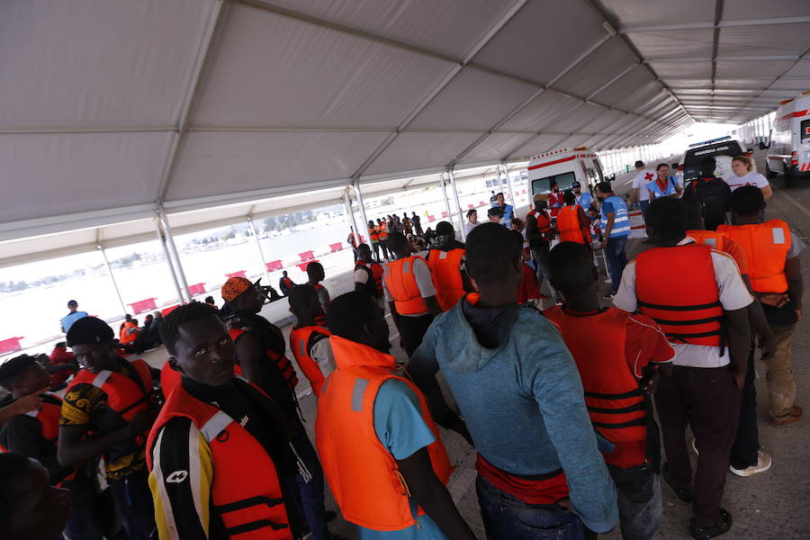 Inmigrantes haciendo cola, en la tarde de ayer, en el puerto de Motril para ser atendidos por Cruz Roja. 