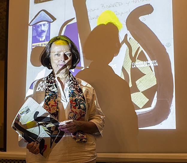 Elena García de Paredes, ante una proyección del cartel.