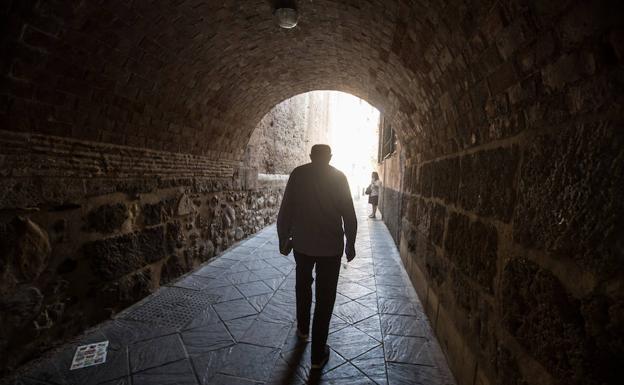 Un hombre camina bajo el Cobertizo de Santo Domingo 