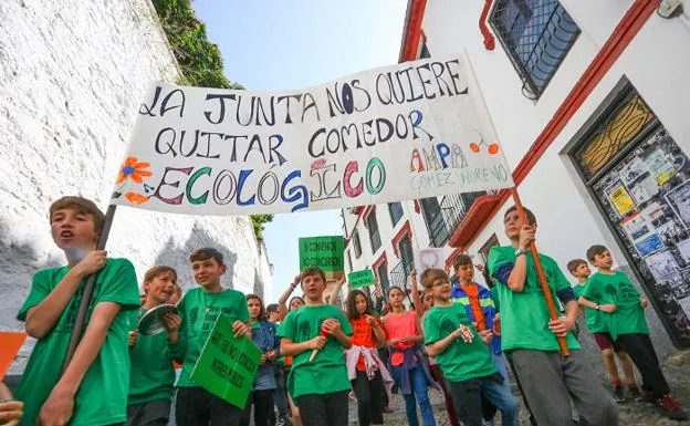 Protesta del AMPA del colegio Gómez Moreno por la pérdida del comedor ecológico, en mayo de este año.