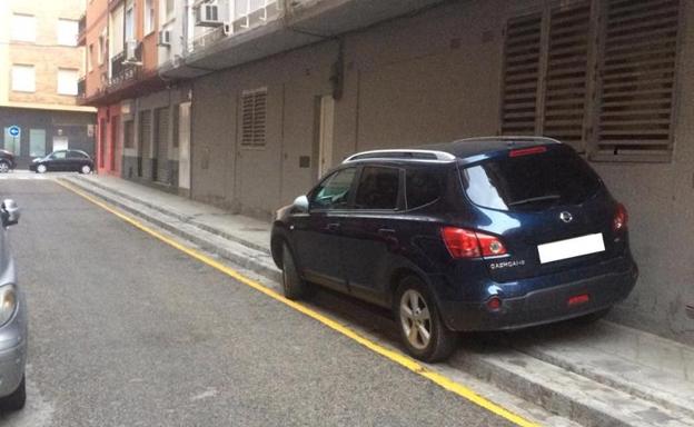 El alcalde de Granada asume el «error» de aparcar su coche en un lugar prohibido: «No tiene justificación ninguna»